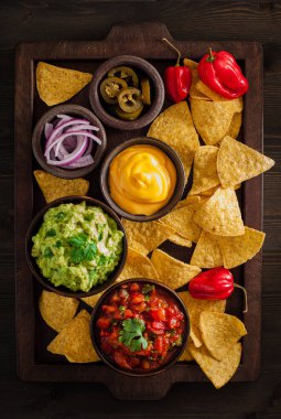 Meksika Nacho tortilla cips Guakamole, salsa ve peynir sos ile