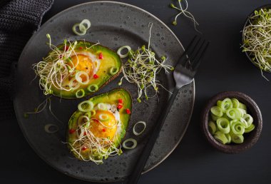 pişmiş yumurta avokado taze soğan ve Yonca filizi