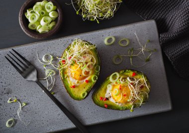 pişmiş yumurta avokado taze soğan ve Yonca filizi