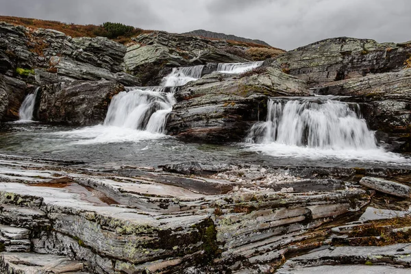 Herbstliche Berglandschaft Des Rondane Nationalparks Norwegen Wasserfall Auf Kleinem Fluss — Stockfoto