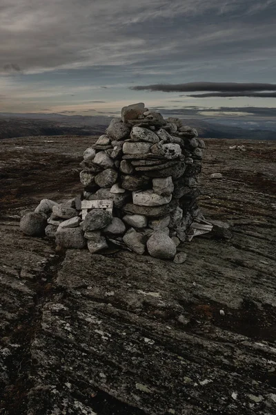 Dunkle Launische Nördliche Landschaft Steinhaufen Auf Einem Berg Der Abenddämmerung — Stockfoto