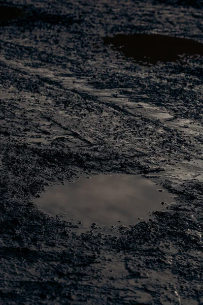 深色泥泞道路背景 轮胎痕迹 肮脏地面 — 图库照片