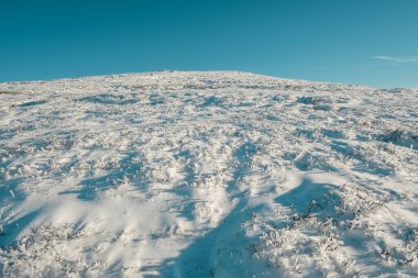 Güzel kış manzarası kar dağı Litjskarven Norveç 'te gün ışığında