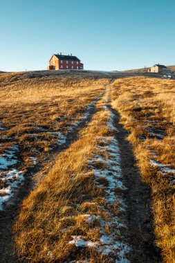 Kar manzaralı güzel kış manzarası Norveç 'teki Killingdal Gruve' a güneş ışığında