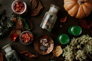 Büyücülük, iksirle, şifalı bitkilerle mumlarla ve sihirli aletlerle hayat konsepti.