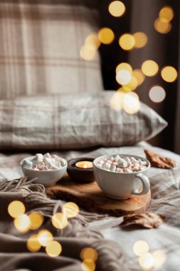 Sıcak sıcak yatak odası kışları ya da sonbahar içleri tepside sıcak çikolata, mumlar Noel ışıkları