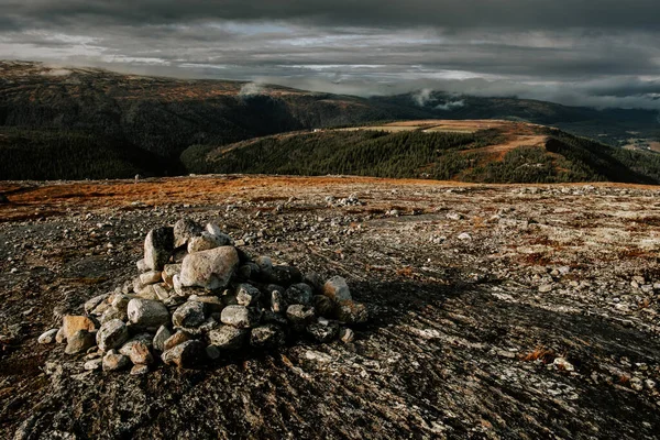 Ciemny Humorzasty Krajobraz Północny Stos Kamieni Górze Rogne Norwegii — Zdjęcie stockowe