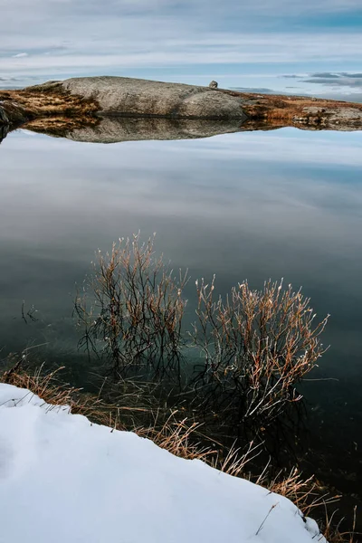 多愁善感的北方风景 挪威罗涅山顶上的小湖 — 图库照片