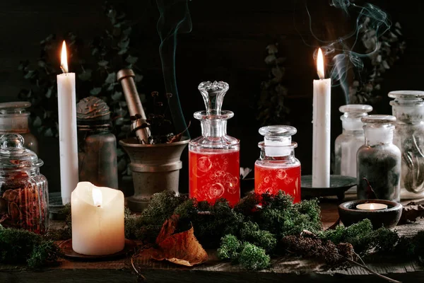 Hexerei Stilllebenskonzept Mit Zaubertrank Kräuterzutaten Kerzen Und Magischen Geräten — Stockfoto