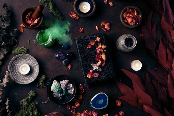 魔法仍然是生命的概念与吸烟药水 魔法书 草药配料蜡烛和神奇的设备 — 图库照片