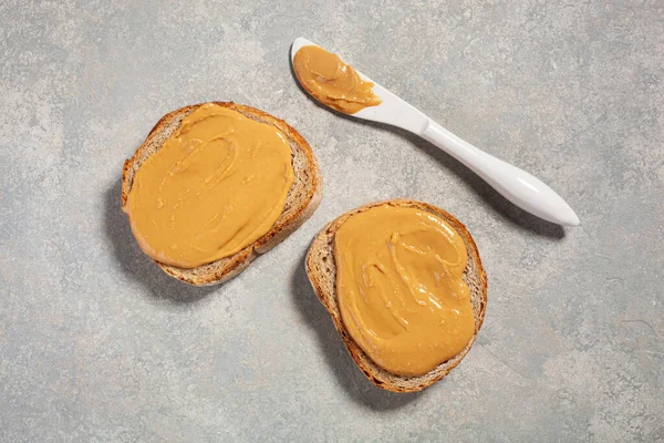 滑らかなピーナッツバターパントースト健康的な伝統的なサンドイッチ — ストック写真