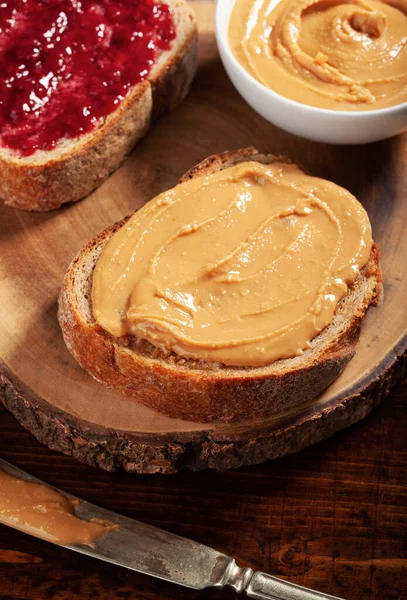 Hladký Toast Arašídovým Máslem Džemovým Chlebem Americký Tradiční Sendvič — Stock fotografie