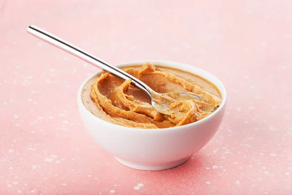Glatte Erdnussbutter Schüssel Auf Rosa Hintergrund — Stockfoto