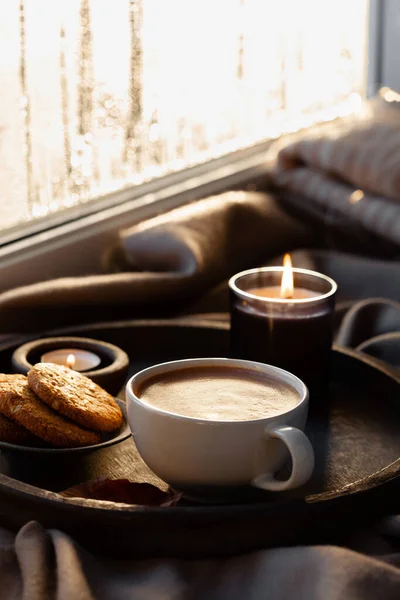 Ciepłe Przytulne Ułożenie Okna Zima Lub Jesień Koncepcja Kawa Świece — Zdjęcie stockowe