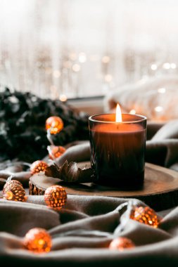 Sıcak, rahat pencere düzenleme, kış ya da sonbahar konsepti, mum atma ışıkları.