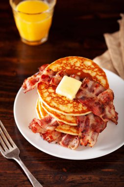 Tereyağlı ve pastırmalı krep. Geleneksel Amerikan kahvaltısı