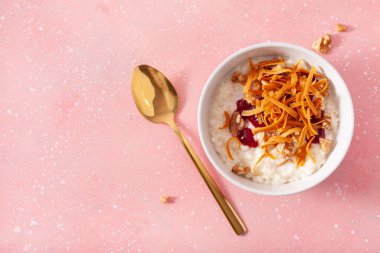 Norveç brunost 'lu sütlaç geleneksel kahverengi peynir ve ahududu reçeli