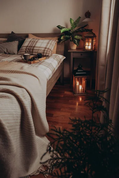 Cozy Scandinavian Bedroom Interior Natural Tones Blanket Candles Houseplants — Fotografia de Stock