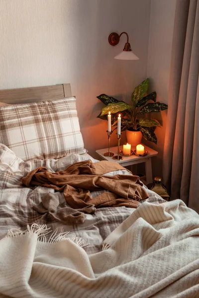 自然なトーンで居心地の良い北欧の寝室のインテリア 実際の生活混乱障害 — ストック写真