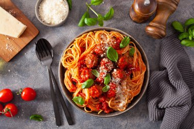 köfte ve domates sosu, İtalyan makarna spagetti