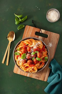 köfte ve domates sosu, İtalyan makarna spagetti