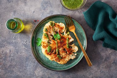 Bitki soslu ve baharatlı karnabahar bifteği. bitki bazlı et yerine