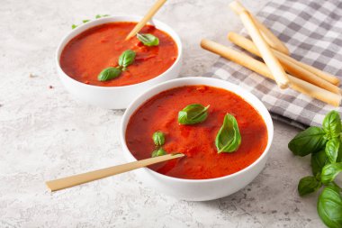 Gri arka planda domates ve dolmalık vejetaryen çorbası