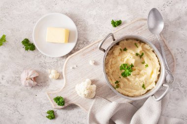 Karnabahar ezmesi ve tereyağı. Ketogenik paleo diyet mezesi