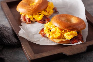 Kahvaltı yumurtası ve pastırmalı sandviç peynirli simit.