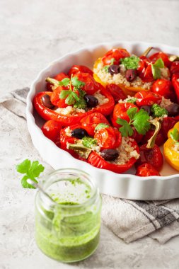 Doldurulmuş dolma biber, kinoalı domates zeytin ve bitki soslu chimichurri.