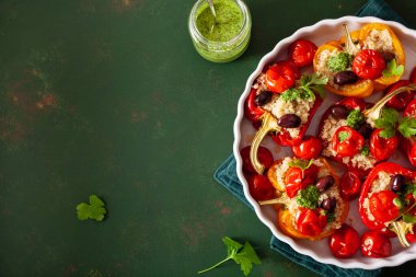 Doldurulmuş dolma biber, kinoalı domates zeytin ve bitki soslu chimichurri.