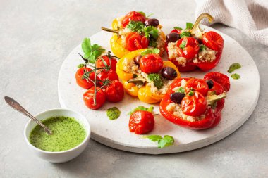 Doldurulmuş dolma biber, kinoalı domates zeytin ve bitki soslu chimichurri.