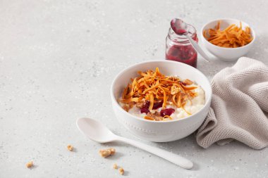 Norveç brunost 'lu sütlaç geleneksel kahverengi peynir ve ahududu reçeli