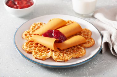 Norveç brunost peyniri ve ahududu reçelli waffle.