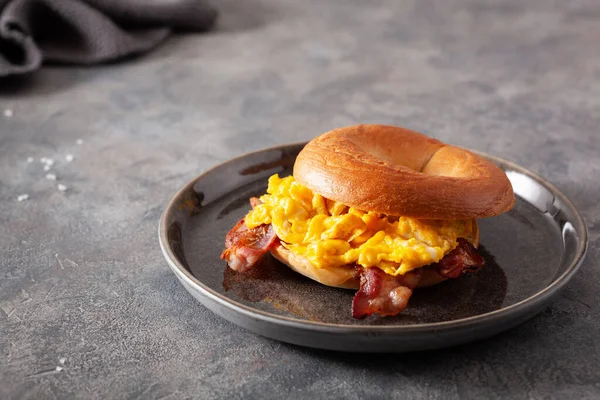 Pequeno Almoço Ovo Bacon Sanduíche Bagel Com Queijo — Fotografia de Stock