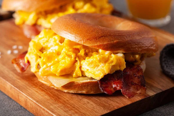 Huevo Desayuno Sándwich Tocino Rosquilla Con Queso — Foto de Stock