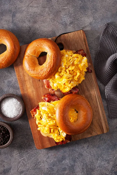 Сніданок Яйце Бекон Сендвіч Багелі Сиром — стокове фото