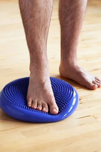Homem Fazendo Flatfoot Correção Ginástica Equilíbrio Exercício Almofada Massagem Casa — Fotografia de Stock