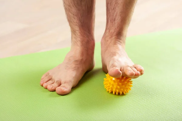 Homem Fazendo Exercício Ginástica Correção Flatfoot Usando Bola Massagem Casa — Fotografia de Stock
