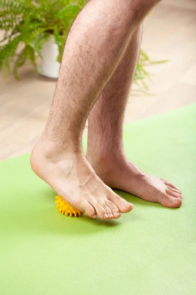 Homem Fazendo Exercício Ginástica Correção Flatfoot Usando Bola Massagem Casa — Fotografia de Stock