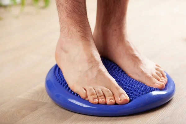 Homem Fazendo Flatfoot Correção Ginástica Equilíbrio Exercício Almofada Massagem Casa — Fotografia de Stock