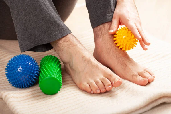 Man Doet Platvoet Correctie Zelf Massage Thuis — Stockfoto