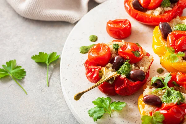 Gevulde Paprika Met Quinoa Tomaten Olijven Kruidensaus Chimichurri — Stockfoto