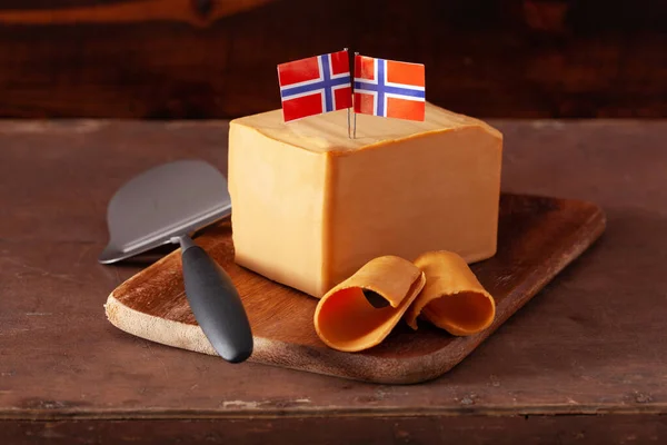 ノルウェーの伝統的なブラウンチーズブロック — ストック写真