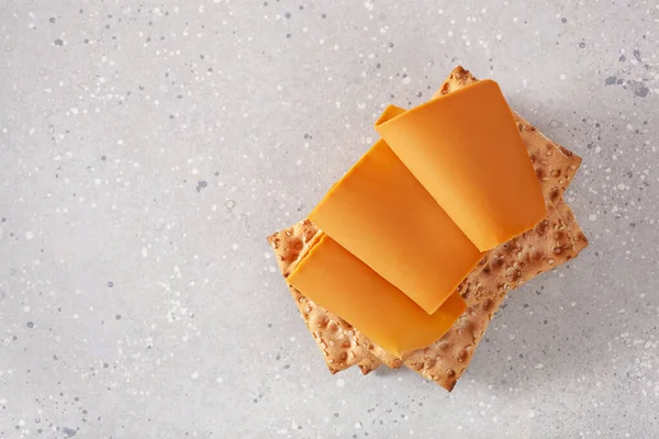 ノルウェーの伝統的なブラウンチーズとクリスピーパン — ストック写真