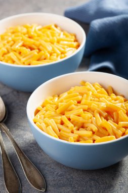 Amerikan kremalı makarna ve peynirli makarna.