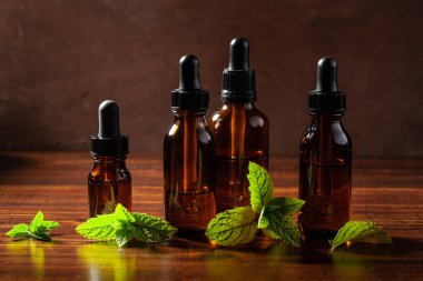 Taze nane şekeri bitkisi damlatan şişelerde gerekli yağı bırakır.