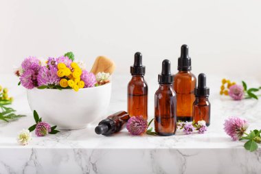 Tıbbi çiçek bitkileri havan yağlarında şişelerde gerekli yağlar. Alternatif tıp Yonca folyo tansy rosebay