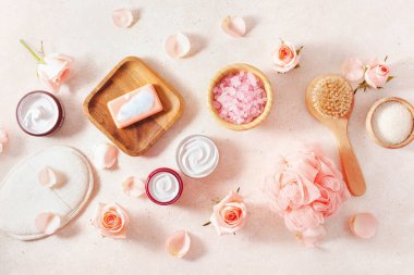 Cilt ürünleri ve gül çiçekleri. Ev spa tedavisi için doğal kozmetik ürünleri