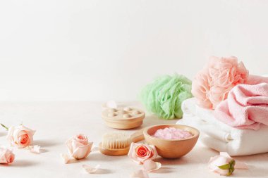 Cilt bakım ürünleri ve gül çiçekleri. Ev spa tedavisi için doğal kozmetik ürünleri